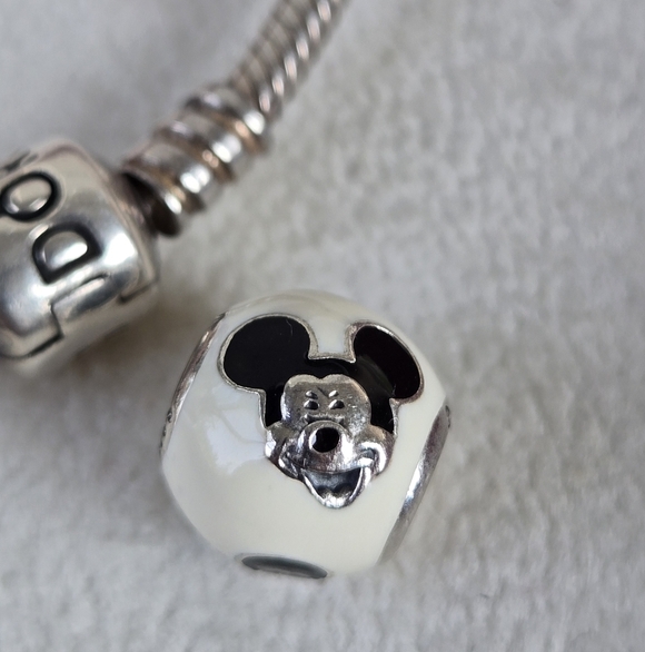 Pandora Disney, Expressive Mickey Mouse charm Silver - Picture 2 of 3